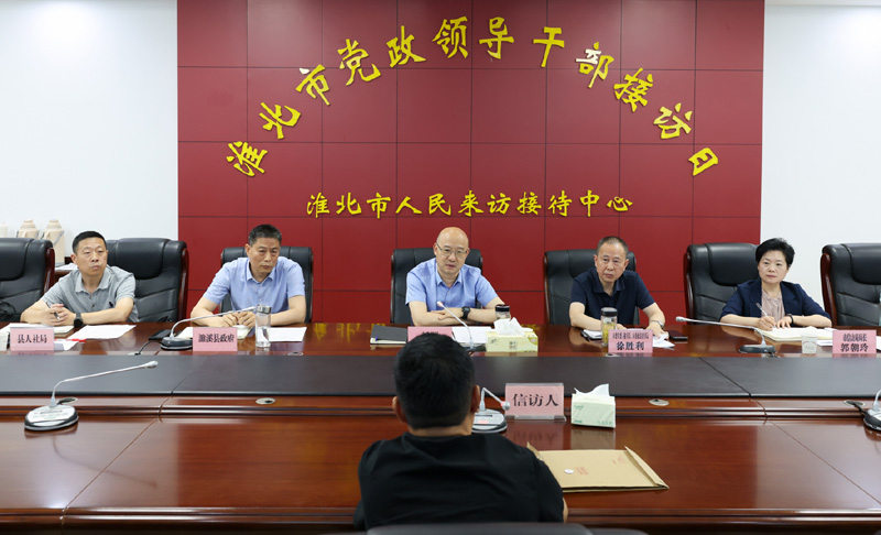 汪华东在市群众来访接待中心开门接访