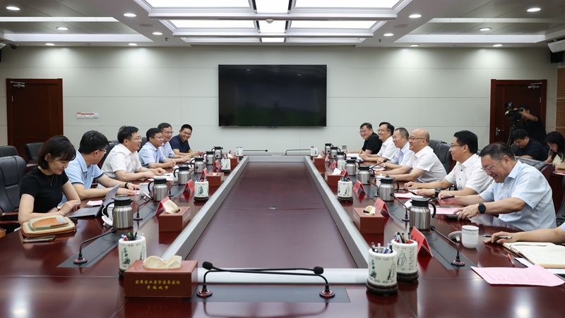 汪华东与孙长银举行工作会谈
