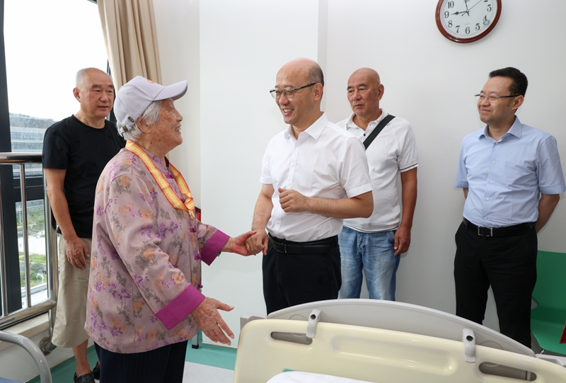汪华东蒋曦慰问抗日战争时期参加革命工作离休干部
