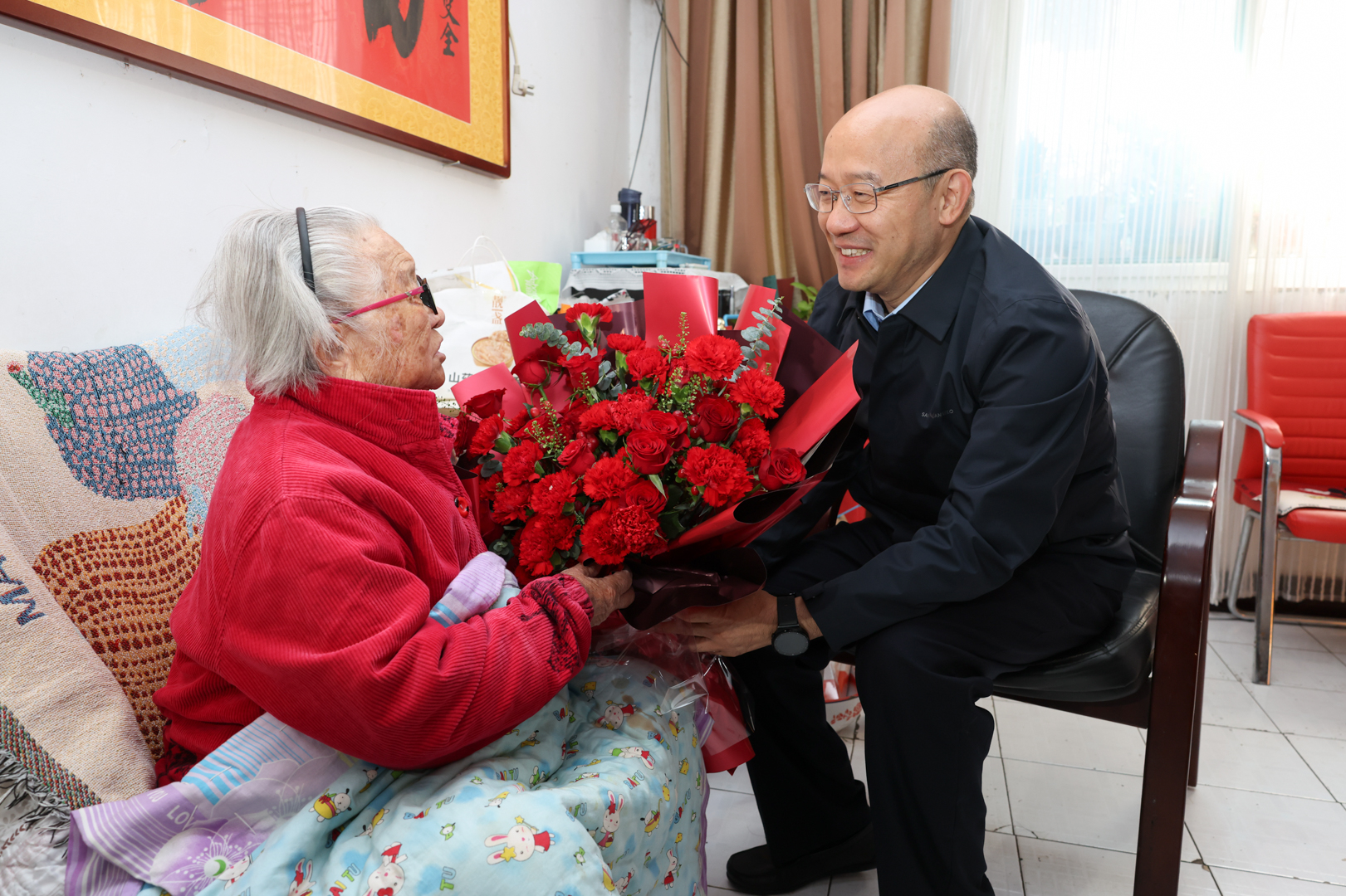 汪华东慰问百岁老人并调研养老机构