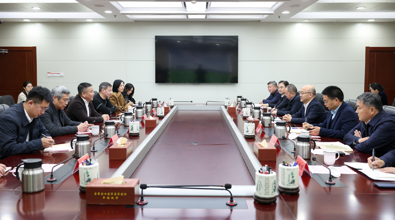 汪华东会见来淮考察客商