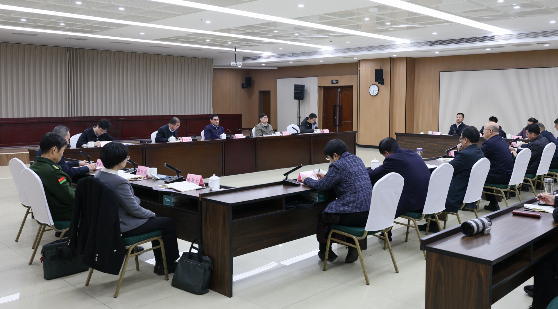 淮北市委常委会召开2025年度民主生活会