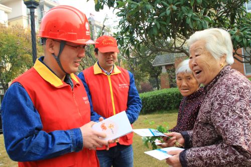 淮北供电公司党员服务队队员向社区居民宣传安全用电常识1