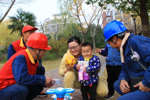 淮北供电公司党员服务队队员向社区居民宣传安全用电常识3