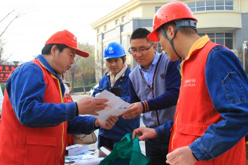 淮北供电公司党员服务队队员向社区居民宣传安全用电常识2