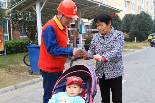 淮北供电公司党员服务队队员向社区居民宣传安全用电常识4