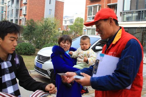 淮北供电公司党员服务队队员向社区居民宣传便民服务举措。