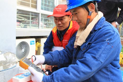 淮北供电公司党员服务队队员为社区居民排查用电故障。