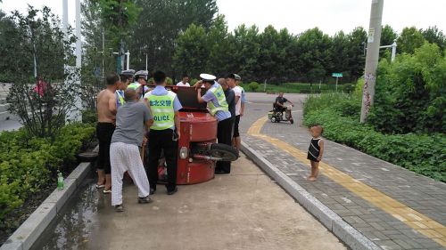 交警救人1