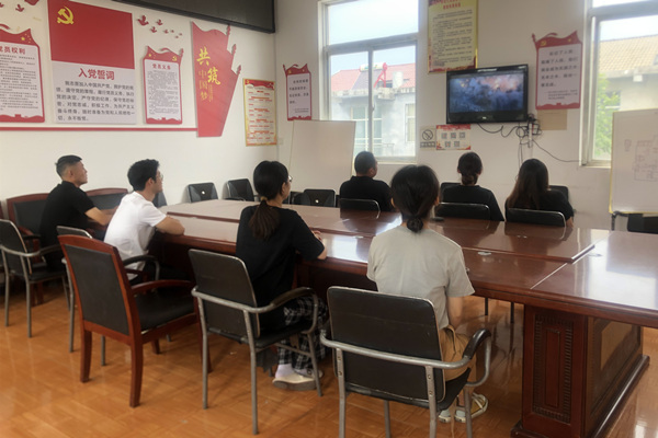 坡里村组织党员群众收看红色电影《长津湖之水门桥》_副本.jpg